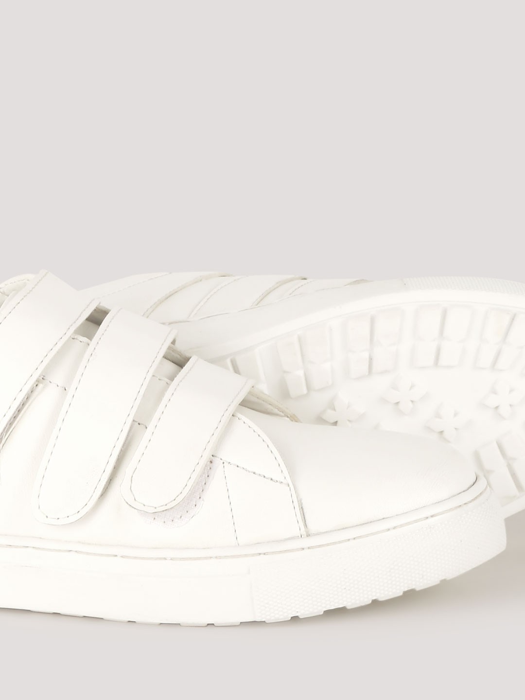 sneakers with velcro fastening